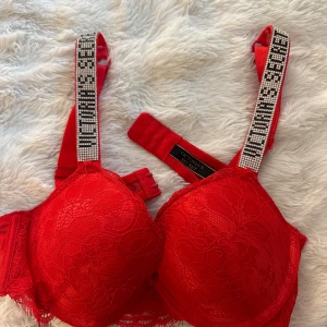 Victoria secret bh - Oanvänd Victoria secret bh i röd spetts