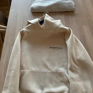 Essentials hoodie - Väldigt skumt passform kort och tjock 10/10 skick