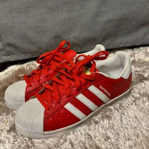 Adidas superstar röda  - Adidas superstar röda i storlek 38 använda endast en gång. 