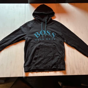 Hugo Boss hoodie - Använt en del så därför tvättats en del också, men fortfarande i bra skick