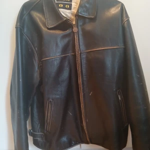 Gatto skinnjacka - Skinnjacka fin model med rejält skinn. Storlek 52  Hel insida dock två fläckar. Utsida sliten men ej söndrig. 