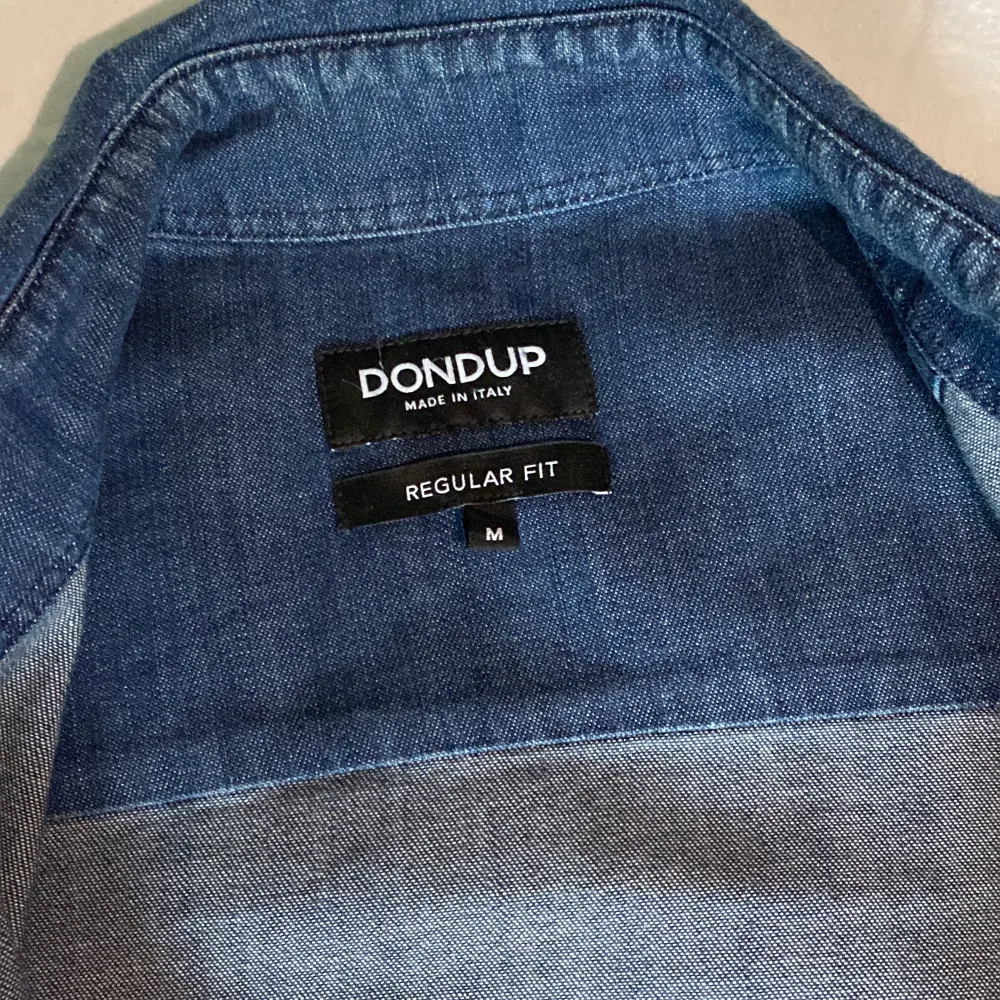 Extremt snygg jeansskjorta från Dondup🤑Skjortan är i väldigt bra skick utan några defekter. Designen på skjortan är ”worn & repaired” alltså är slitningarna där för att ge en snygg och unik look😁Nypris på skjortan är ca 3 000. Mitt pris är ej hugget i sten, kom privat för prisförslag eller andra frågor✌️. Skjortor.