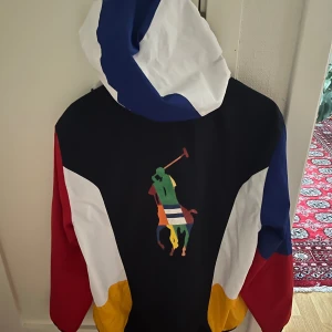 Ralph Lauren Vindjacka - Säljer min unika Ralph Lauren regnjacka. Storlek M Går inte att få tag på. Nyskick Säljer för 1599kr