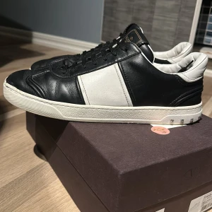 Valentino Flycrews svarta steal! 43 1/2 - Ett par feta svarta Valentino flycrews perfekta för närsoomhelst. Skick 8/10 lite creasade, små riv märken o nån liten defekt. Färgen är perfa, box, nya snören, dust bag medföljer!ALLA SPIKAR KVAR! Pris går att diskuteras😜 KOLLA IN ANDRA SAKER OSS MIG!!