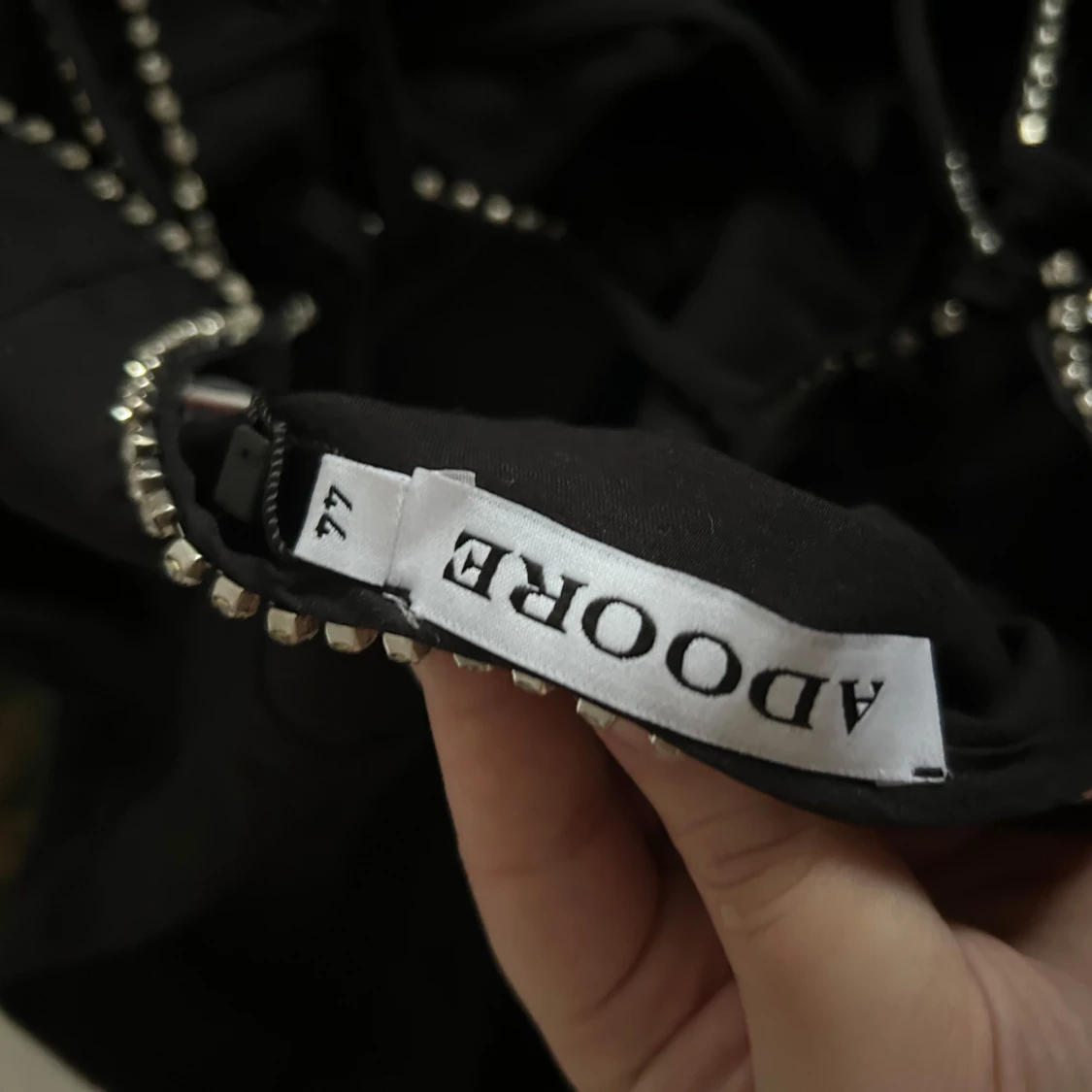 Svart asymmetrisk klänning från Adoore - 93