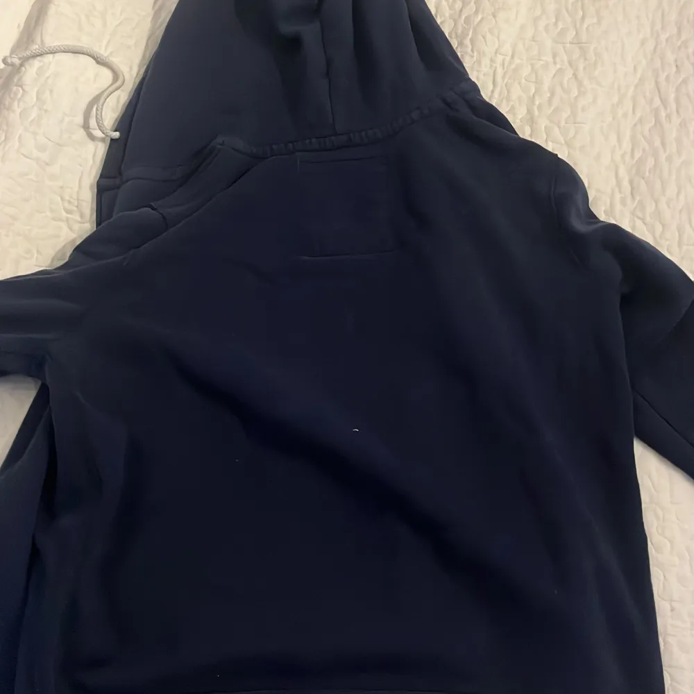 Rensat garderoben och hittat några plagg jag aldrig har på mig längre och detta är en av dom. Knappt använd!. Hoodies.