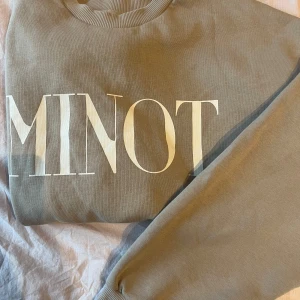 Beige tröja - Beige tröja från Gina tricot med trycket Minot. Nästan aldrig använd💕