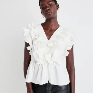 Volangblus - säljer denna supersöta vita volong blusen från YAS i storlek S. ENDAST testad💕slutsåld på zalando, köpt för 640 kr