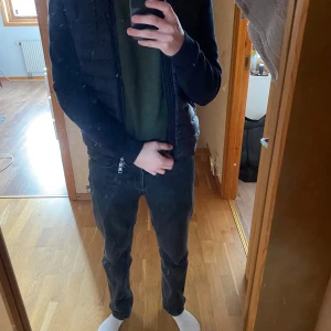 Moncler cardigan  - Tjena, säljer denna fina moncler cardigan! Passar bra på mig som är 178. Har äkthetsbevis, hör av er vid funderingar!