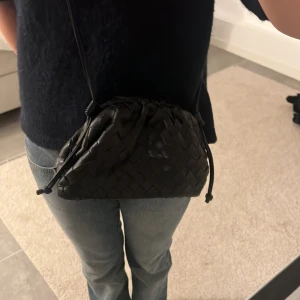 Väska  - Jättesnygg svart flätad väska i jättebra skick knappt använd❤️❤️ man får plats med mycket och den passar till allt!! Man kan justera längden på snöret genom att knyta (sista bilden)