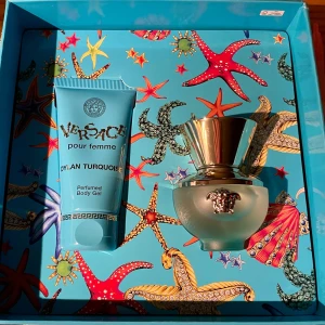 *NY* Versace Dylan Turquoise Pour Femme Set (edt/30ml + b/gel/50ml), Julklappstips! - Nytt, oanvänt. Sammansättning av setet: Versace Dylan Turquoise Pour Femme - Eau de Toilette, 30 ml + Versace Dylan Turquoise Pour Femme Body Gel - Duschgel, 50 ml Dylan Turquoise Pour Femme är som en flykt till avlägsna exotiska öar. 