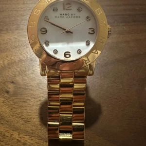 Marc Jacobs klocka fint skick  - Fin Marc Jacobs klocka i guld färg  Batteri måste bytas 