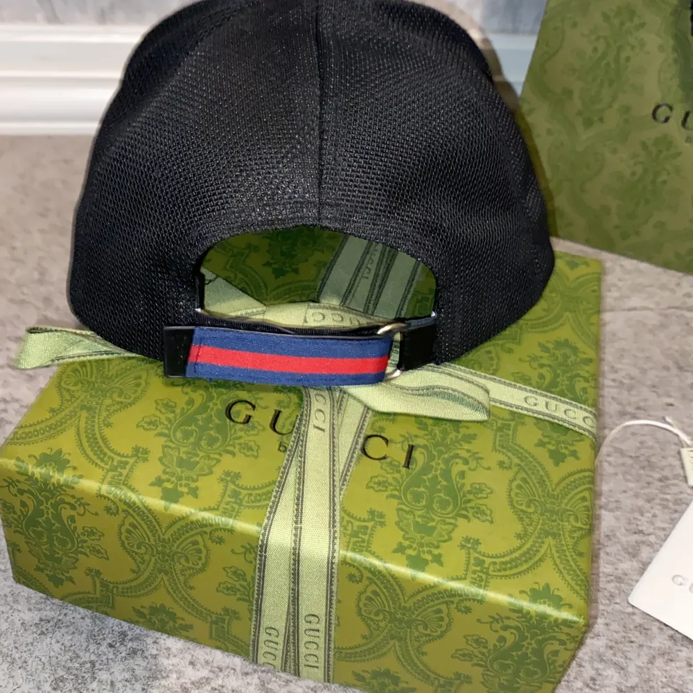 Säljer en jätte clean Gucci keps pga ingen användning till keps, knappt använd.  Kepsen ensam kan ja sänka pris, box ingår men då är det priset som står . Ingen pris diskussion!. Accessoarer.