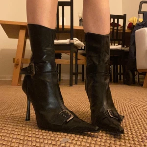 avant-garde stövlar - har i princip inga tecken på användning förutom att det är några sprickor på insidan, vilket är något som såklart inte syns, och som inte heller förhindrar dess användning. Skriv gärna vid frågor!