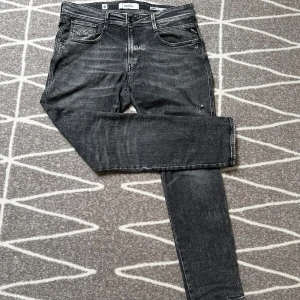 Replay anbass - Ett par replay anbass aged 05, sjukt snygga och svåra att få tag på.   Storlek 33/34 men längden passar bättre 32.  Köpta från nk för 1800kr säljer nu för 849.  Vid intresse eller fler bilder hör av dig.