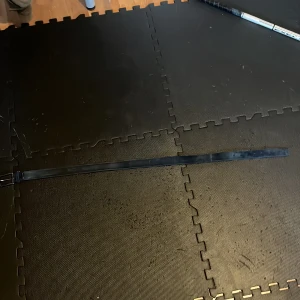 Svart skärp i äkta läder - Säljer ett stilrent svart skärp i äkta läder. Perfekt för både vardag och fest. Skärpet har en klassisk design med en robust metallspänne. Längden är 85 cm, vilket passar de flesta storlekar. Ett måste i garderoben för den som vill ha en tidlös accessoar.