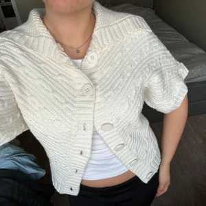 Kofta korta ärmar  - Tröjan är tvättad en gång och i nyskick! Det står ingen storlek på men skulle uppskatta S/M