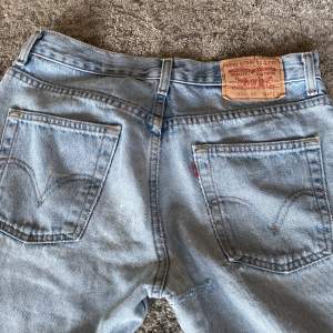 Ett par baggy Levis jeans som jag säljer då de är för stora, de har 2 stora håll på knäna o lite slitna skriv privat om frågor, betalar inte för frakt