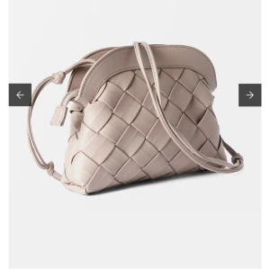 Flätad väska - Säljer en superfin beige axelväska med flätat mönster från Carin Wester 👜✨Bra skick! Nypris 599kr