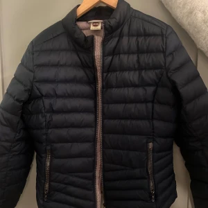 Colmar jacka  - Säljer denna colmar jacka, nyskick super skön och perfekt till höst/vår! Nypris drygt 3000kr
