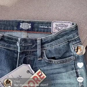 Blå jeans från Crocker - Snygga blå jeans från Crocker i en klassisk stil. De har en bekväm passform och ser ut att vara i nyskick. Perfekta för vardags eller fest och kan enkelt matchas med olika toppar. Ett måste i garderoben!🤗 storlek xxs/xs