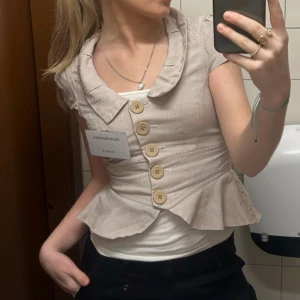 Kostymtopp - Väldigt uppklädd och classy topp med knappar och en rosett i ryggen💞