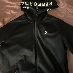 Peak performance  - Säljer en väldigt fin tröja den är ny och aldrig andvänd  Nypris 1599 