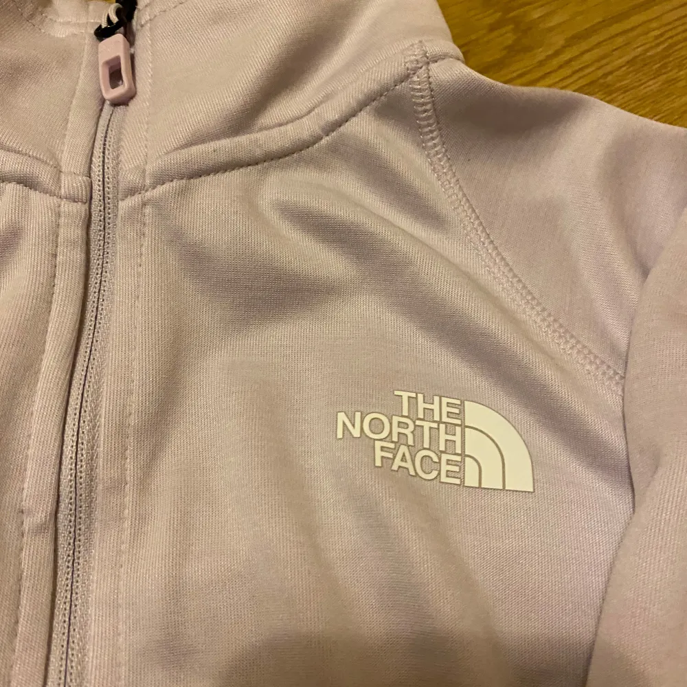 Säljer en supermysig ljuslila fleecejacka från The North Face. Perfekt för kyliga dagar med sin mjuka och varma känsla. Jackan har en dragkedja framtill och är långärmad. Den är i nyskick och redo för nya äventyr! 💜. Jackor.