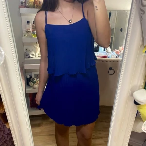 Blå fest/cocktail klänning Next - Säljer en superfin blå klänning från Next då den tyvärr är lite för lång för mig. Den är räfflad och har volanger samt är korsad i ryggen. Perfekt till fest och tillställningar som bröllop, studentfester osv! Klänningen är i bra skick och endast använd ett fåtal gånger. Storlek S och passar bäst om man är längre än 170 cm. Skriv privat för mer info/bilder på klänningen!💗