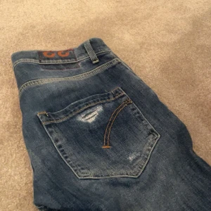 Dondup jeans  - Säljer ett sjukt snyggt par Dondups i modellen mius (slimfit) storlek 32. Skick 9/10 Nypris ligger runt 3000 mitt pris blir 700🔥 Alla frågor besvaras såklart snabbt!😊