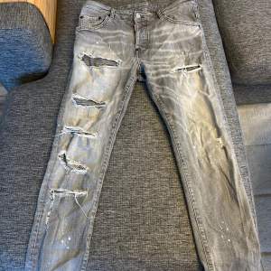 Säljer dessa feta dsquared 2 jeans. Passar dig som är 180 vid frågor eller funderingar är de bara att höra av sig! Priset är diskuterbart!