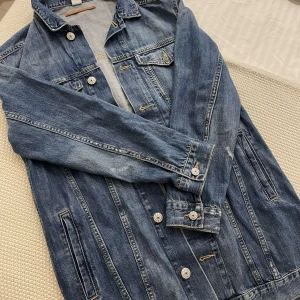 Jeansjacka - Säljer en jättefin jeansjacka, från hm strl s🤍