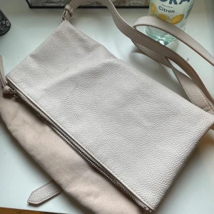 ljusrosa väska - bra skick! säljs då den ej kommer till användning 