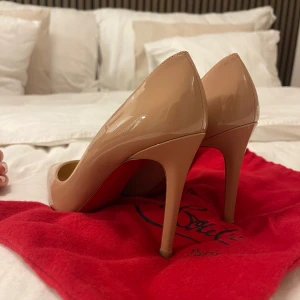 Christian Louboutin - Äkta Christian Louboutin Aldrig använda endast provade.  100cm klack  Storlek 38,5 
