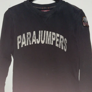 Parajumper hoodie - Parajumper hoodie i bra skick litet hål i armhålan som ej syns vid användning därav priset. Storlek M