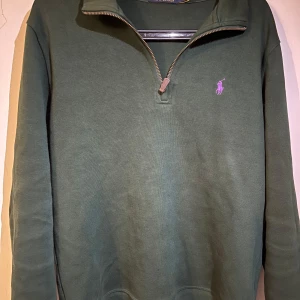 Ralph lauren zip-up - Fet Ralph lauren zip up. Bra skick, använd men bra omhändertagen. FINNS LIKADANA I MARIKBLÅTT OCH VIT! Skriv för intresse och fler bilder