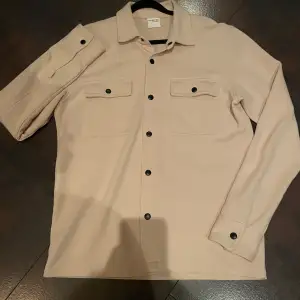 Säljer en snygg beige overshirt från selected home i storlek M. Tvärskönt material o håller värmen hyfsat. Andvänd typ 3 ggr så den är i nyskick. Bara o höra av sig vid frågor! Nypris 800 ish, mitt pris 450 kr! 