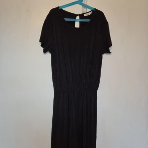 Festlig lång byxdress - Svart byxdress med långa ben och luftigt tyg, perfekt till festen, knappt använd