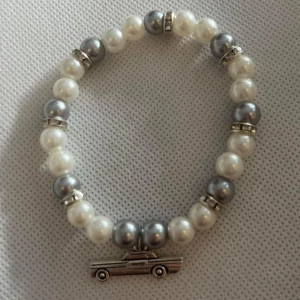 Armband  - Armband med berlock  Frakt tillkommer 