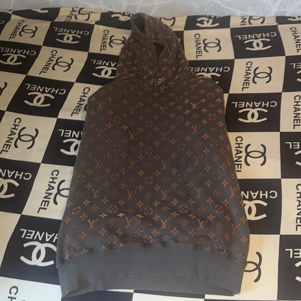 LV hoodie säljer för använder ej. Hoodies.