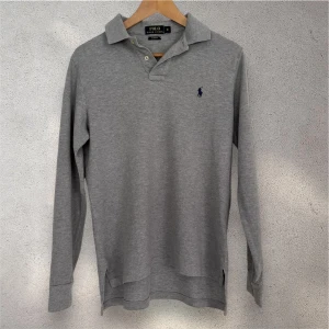 Långärmad Ralph Lauren piké - Sjukt snygg långärmad Ralph Lauren pikétröja i fint skick. Perfekt nu till hösten och vintern. Ordinarie pris: 1 595 kr. Vid eventuella frågor eller funderingar är det bara att hojta till! 😉