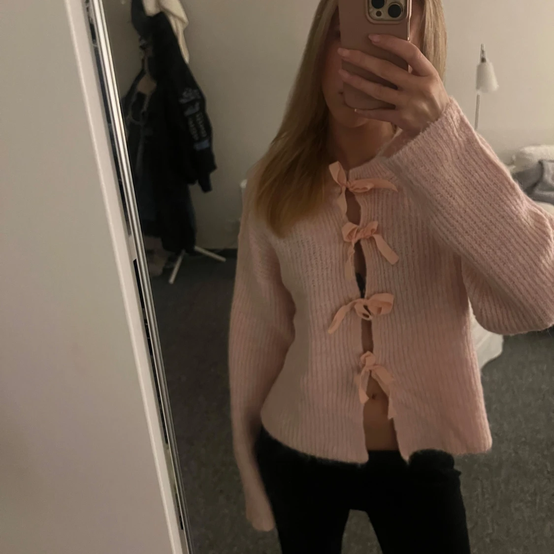 Rosa stickad kofta med rosetter - 90