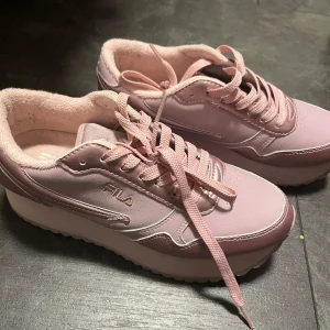 Fila skor - Fila skor storlek 39, endast använda en gång. 
