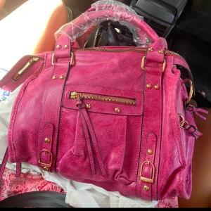 rosa väska  - säljer denna rosa väskan som är köpt på en marknad i marbella💕
