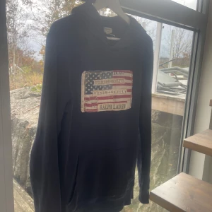 Mörkblå hoodie från Ralph Lauren - Säljer en mörkblå hoodie från Ralph Lauren. Den är perfekt för höst och vinter, och har en skön passform. Skicket är bra och har inga defekter. Skriv om ni har frågor! 