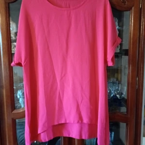 Set byxa /blus Rosa stl L Xl. - Set byxa blus Rosa stl L Xl.byxan resår i midjan och svängda ben med öppning och blus kortare fram och längre bak. I nyskick.