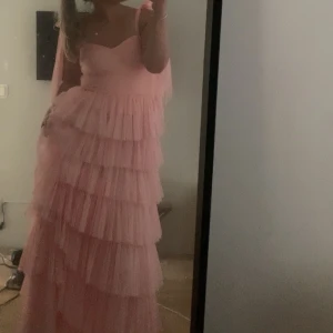 balklänning - säljer min balklänning från 9an då jag inte har användning för den längre. Endast använd vid ett tillfälle! Är kapad nån cm för den var för lång🥰 klänningen är i mycket bra skick!😍😍pris kan diskuteras🩷