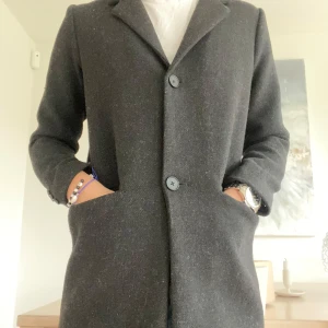 Kappa - Tja tja säljer nu min kappa/ rock från Lindex. Den har inga slitningar eller skador. Skulle säga att den passa xxs till xs