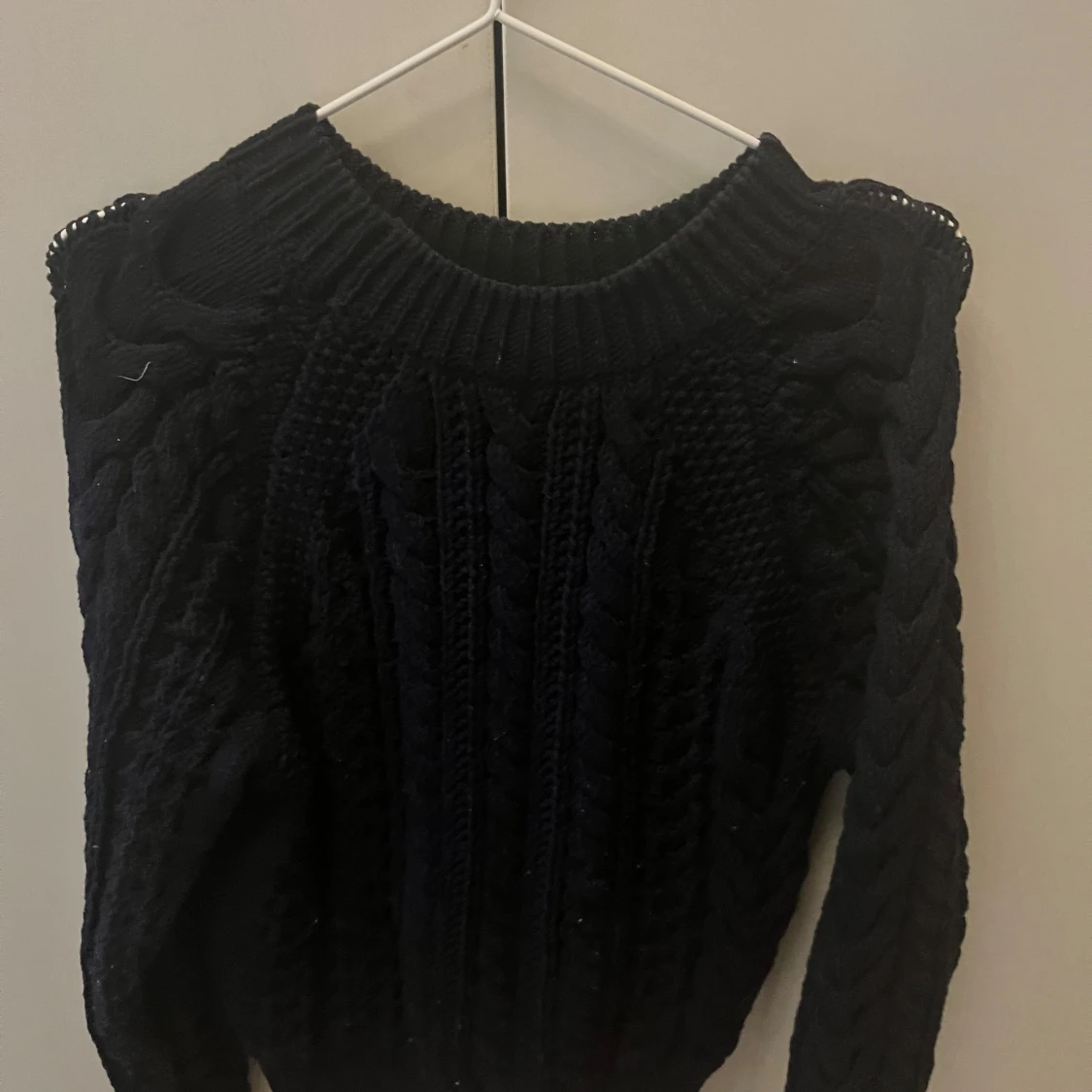 Svart stickad tröja från COS