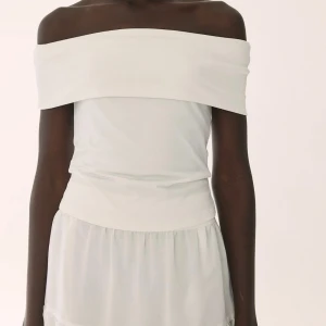 Vit off shoulder topp - Säljer nu min vita off shoulder topp då den är för stor för mig. Köpte den i somras så den är knappt använd💕Skriv privat för fler bilder